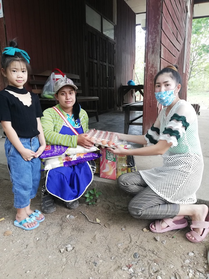worker distributing food items